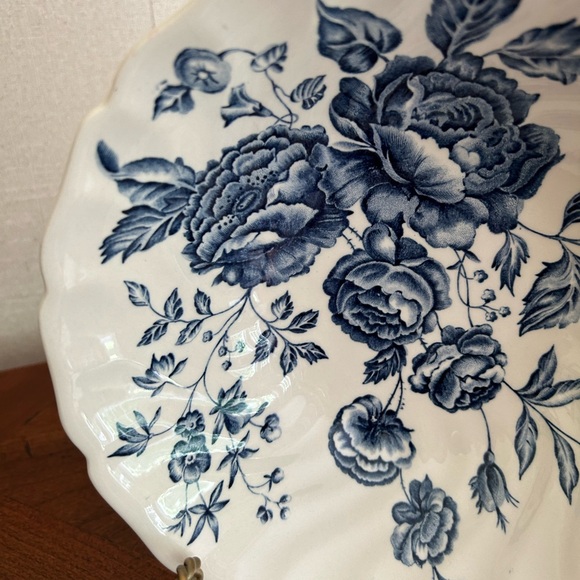 Vintage Elizabeth by Johnson Brothers Round Serving Bowl, blue and white, table - Picture 8 of 9